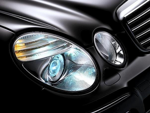 Mercedes-Benz E-Klasse: Das Intelligent Light System bietet Mercedes-Benz auf Wunsch in Kombination mit Bi-Xenon-Scheinwerfern an. 